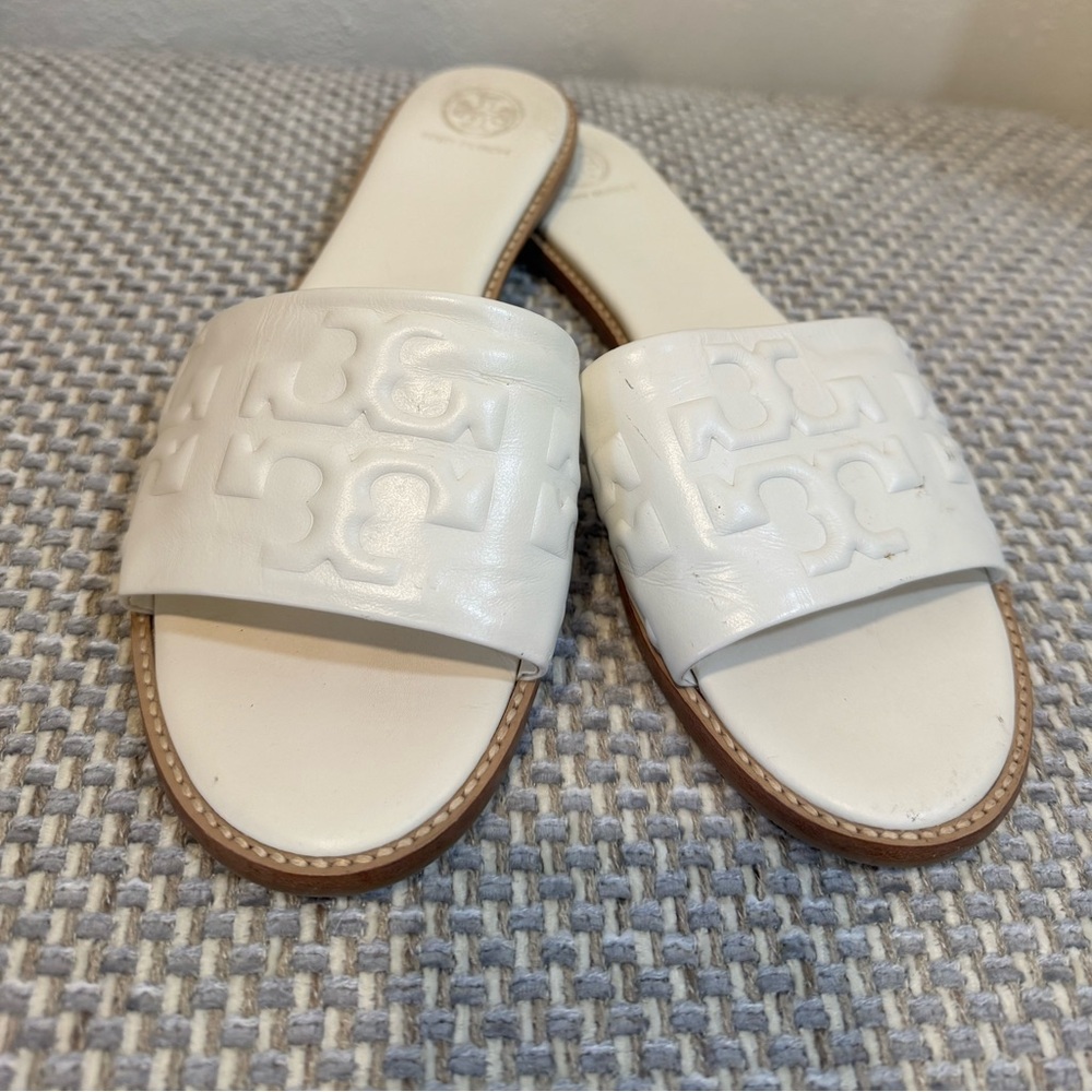 Tory Burch White Embossed Logo Sandal size 8 GUC